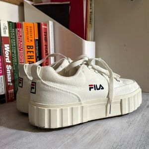 FILA WHITE TENNIS SHOES